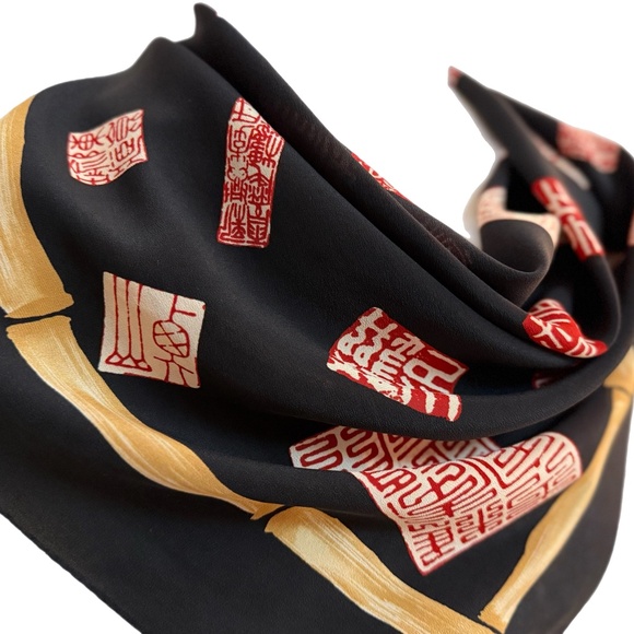 Metropolitan Museum Silk Scarf โ Made in Italy โ Chinese Calligraphy Seal Print - Picture 4 of 7